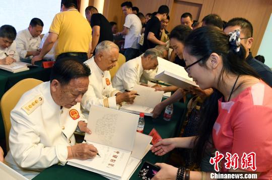 闽菜大师们与读者见面互动并进行现场签售活动。 记者刘可耕 摄